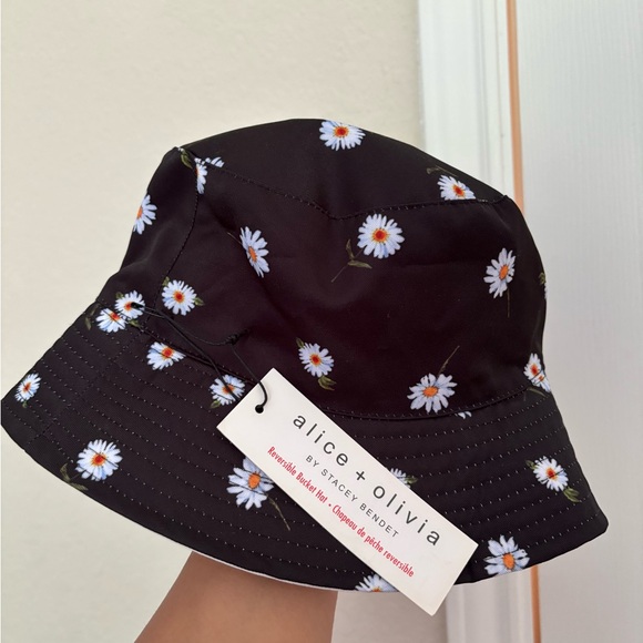 NWT ALICE + OLIVIA
Reversible Bucket Hat - Picture 2 of 3